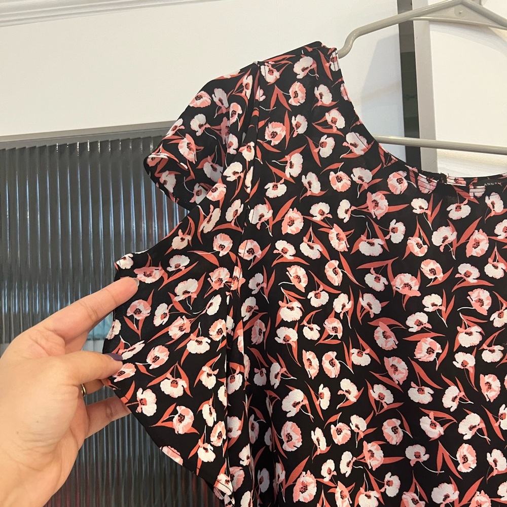🛍️2/$20 Ann Taylor Top - Picture 2 of 7